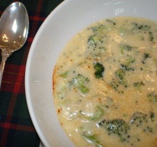 Vištienos ir brokolių sriuba su sūriu