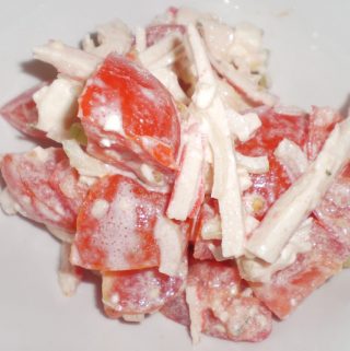 Pomidorų ir krabų lazdelių salotos