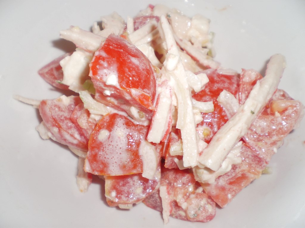 Pomidorų ir krabų lazdelių salotos
