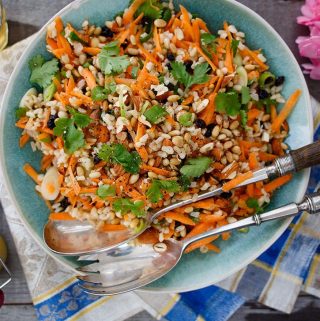 Saldžios ryžių salotos su riešutais