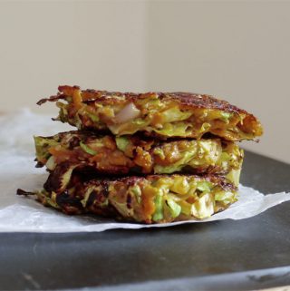 Japoniški kopūstų blyneliai (Okonomiyaki)