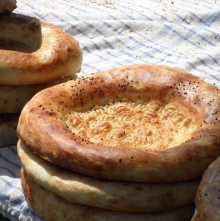 Uzbekiška duona su svogūnais