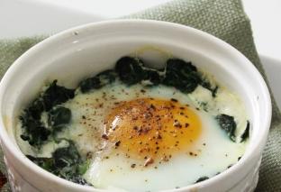 Orkaitėje kepti kiaušiniai su špinatais (ramekinai)